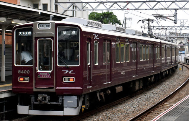 阪急電鉄　京都線　8300系 リニューアル車 「メモリアル8300」