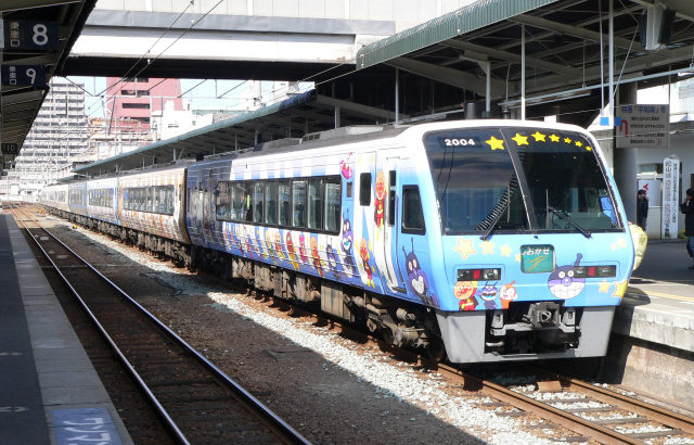 JR四国　2000系　アンパンマン列車　ばいきんまん号